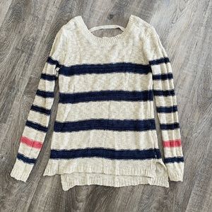 Small sweater with striped sleeve, back accent